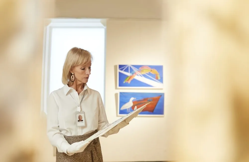 Festmények megtekintése galériában a festmény azonosítása előtt