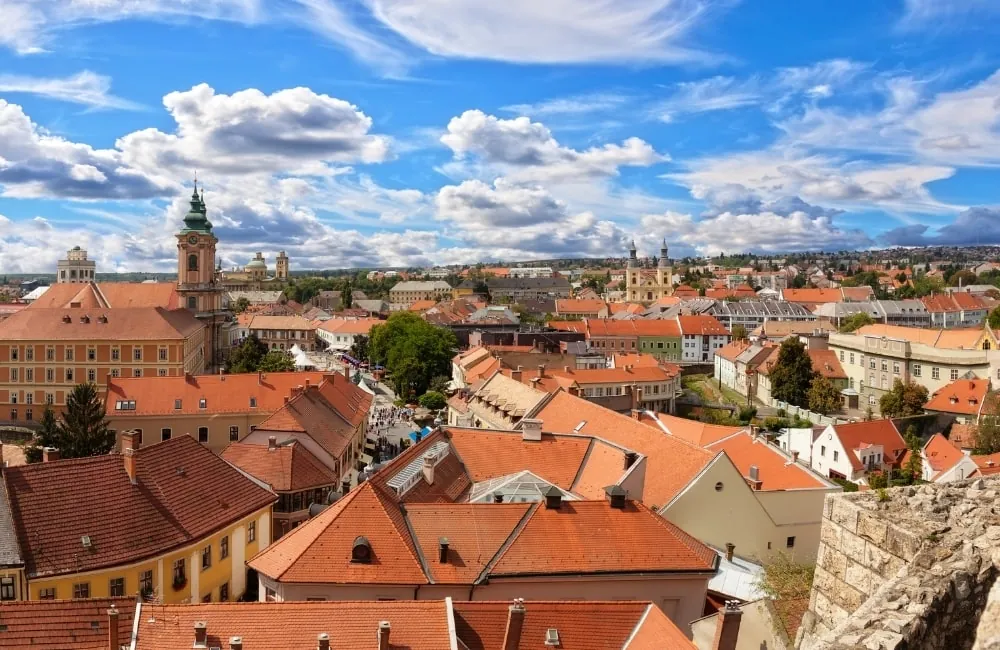 Eger történelmi belvárosának panorámája