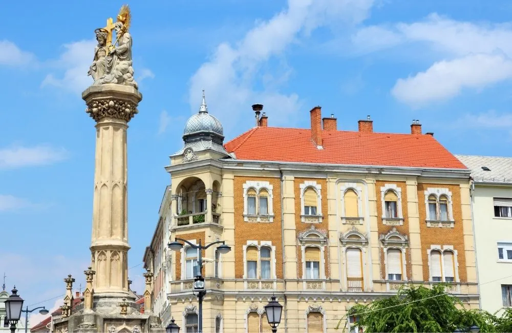 Szombathely történelmi főterének épületei és oszlopa